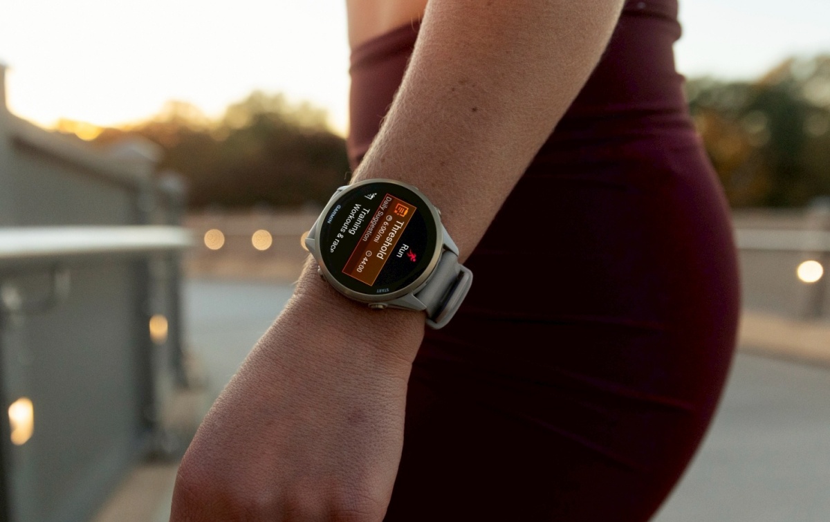 часы Garmin Forerunner 965 на руке бегуна часы Garmin Forerunner 965 на руке бегуна